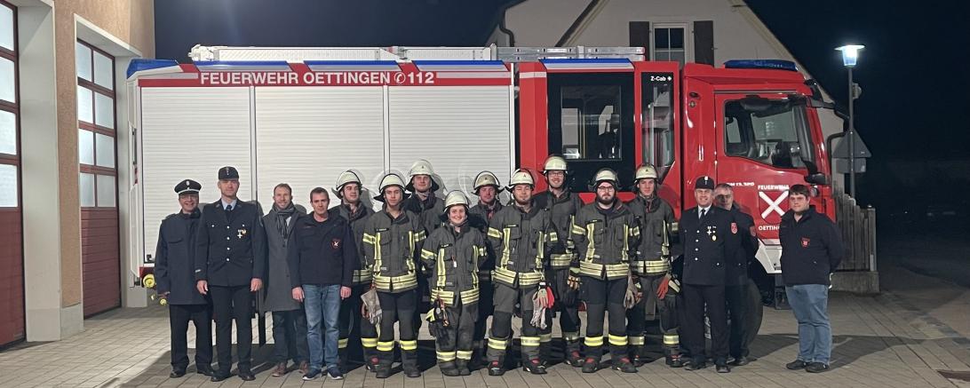 Die Kameraden der Feuerwehr Oettingen mit den Prüfern nach bestandener Prüfung zum Truppführer.