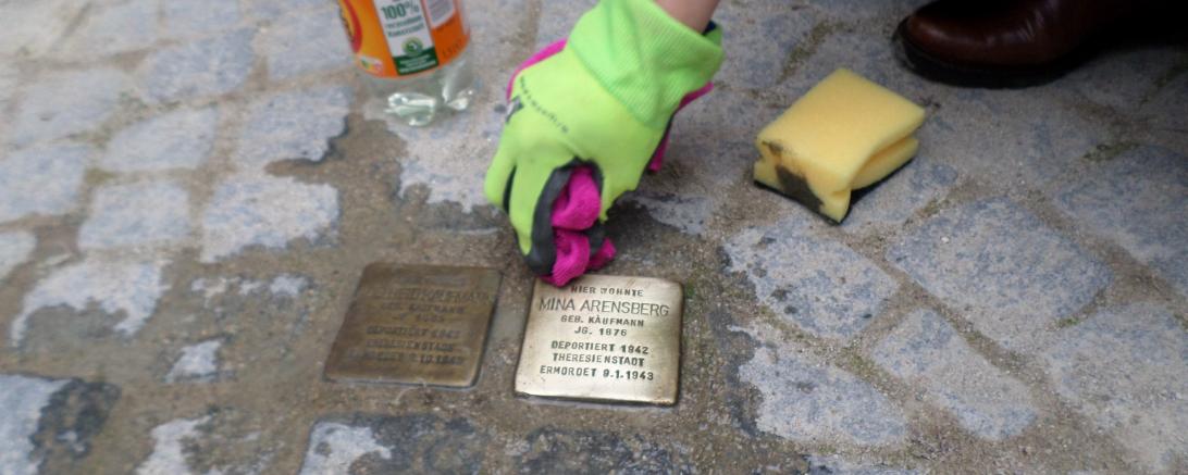 Putzen der Stolpersteine