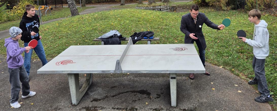 Erstes Tischtennismatch an der neuen Platte