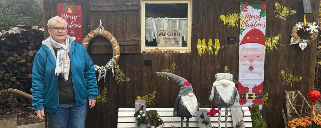 Sabine Andrasi vor ihrem kleinen Verkaufswagen.  