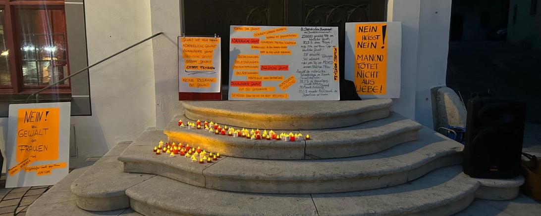 Das Bild zeigt die Plakate der Mahnwache.