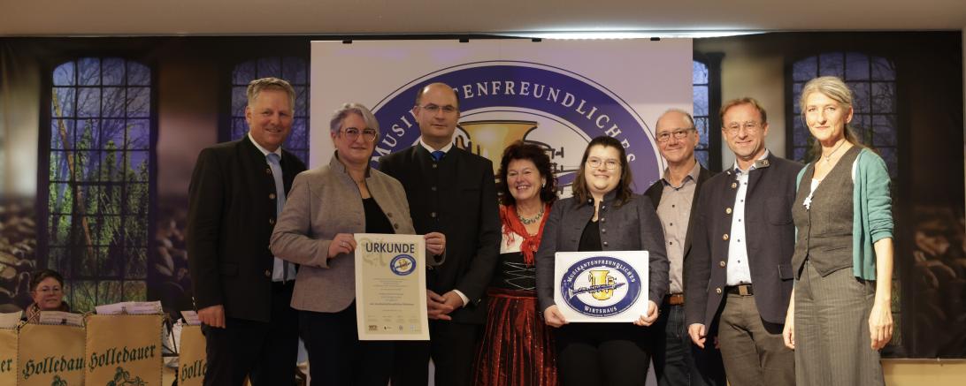 Unser Foto zeigt (von links) Dr. Rudolf Neumaier (Geschäftsführer Bayerischer Landesverein für Heimatpflege), Claudia Sautter, Staatsminister Albert Füracker, Erna Dirschinger, Viktoria Sautter, Stv. Landrat Erwin Seiler, MdL Wolfgang Fackler und Evi Heigl (Bezirk Schwaben). 