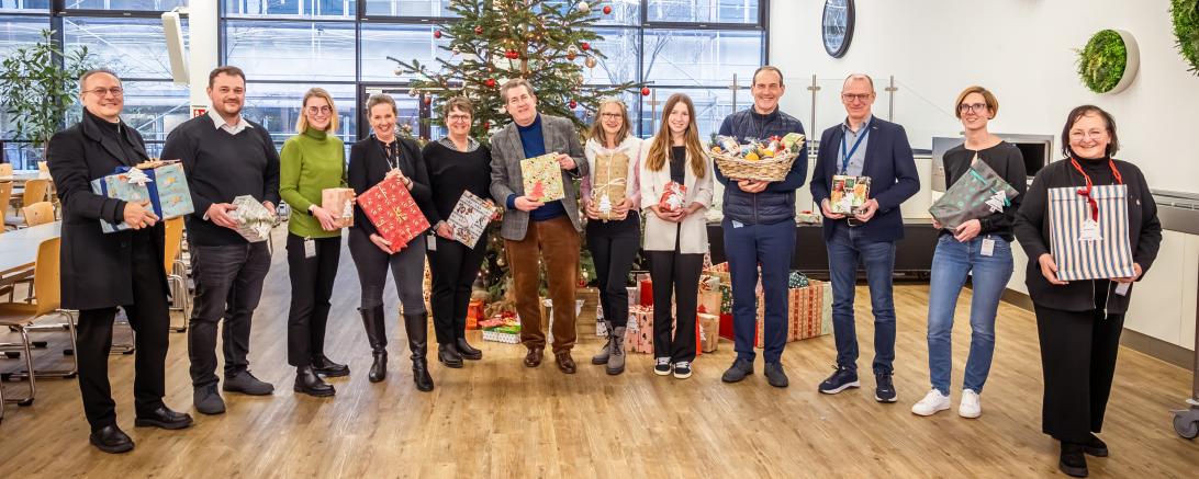 Übergabe der Geschenke an Kinder und Senioren.