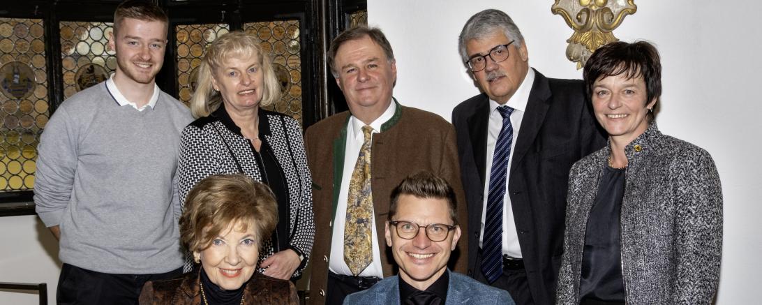 Carolin Reiber (vorne links) zusammen mit Oberbürgermeister David Wittner beim Eintrag ins Goldene Buch der Stadt Nördlingen. Hintere Reihe von links: Rudi, Gitte und Eberhard Beck, Dr. Wolfgang Sponsel und Gudrun Gebert-Löfflad (dritte Bürgermeisterin Nördlingen).