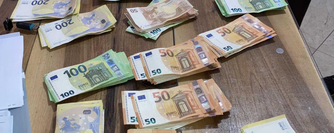 Bei den Durchsuchungen stellten die Beamten Bargeld im niedrigen sechsstelligen Bereich fest. 