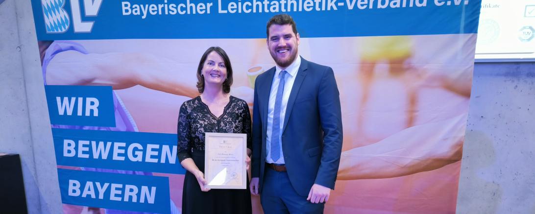 Dagmar Spannbauer und Simon Handl vom TSV Nördlingen nahmen die Auszeichnung für herausragende Nachwuchsarbeit stellvertretend für die LG Donau-Ries entgegen. 