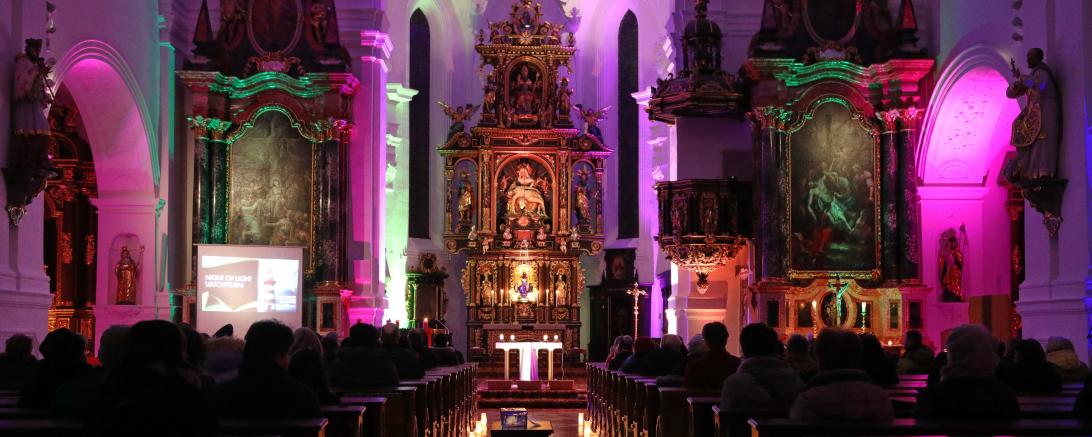 Beleuchtet Kirche in Wemding