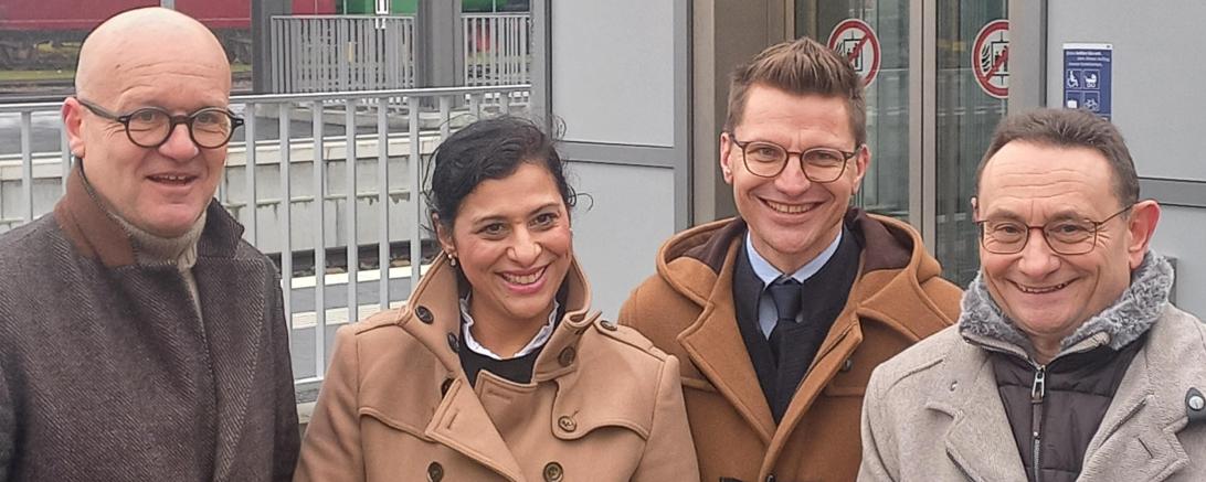 Barrierefreier Zukunftsbahnhof Nördlingen ist eröffnet (v.l.): Heiko Büttner, DB-Konzernbevollmächtigter für den Freistaat Bayern, Esther Heckmann, Leiterin Personenbahnhöfe Bayern, David Wittner, Oberbürgermeister der Stadt Nördlingen und Ulrich Lange, Mitglied des Deutschen Bundestages.