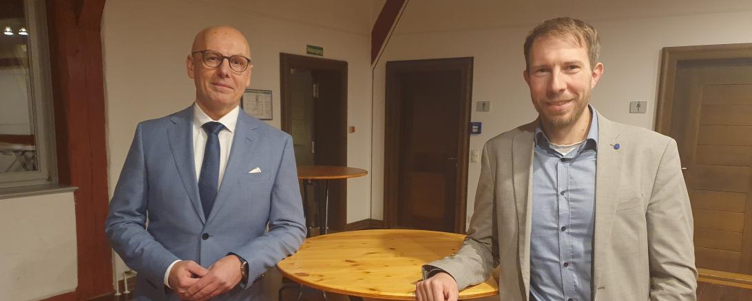 Markus Wölflik (l.) wurde von Oettingens Bürgermeister Thomas Heydecker als neuer Hoteldirektor vorgestellt.