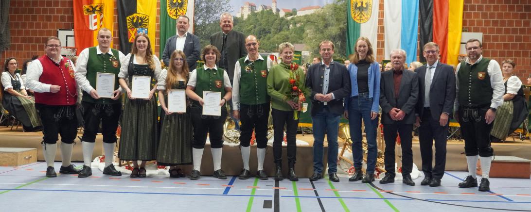 Gleich mehrere Mitglieder der Harburger Stadtkapelle durften sich über Ehrungen freuen.