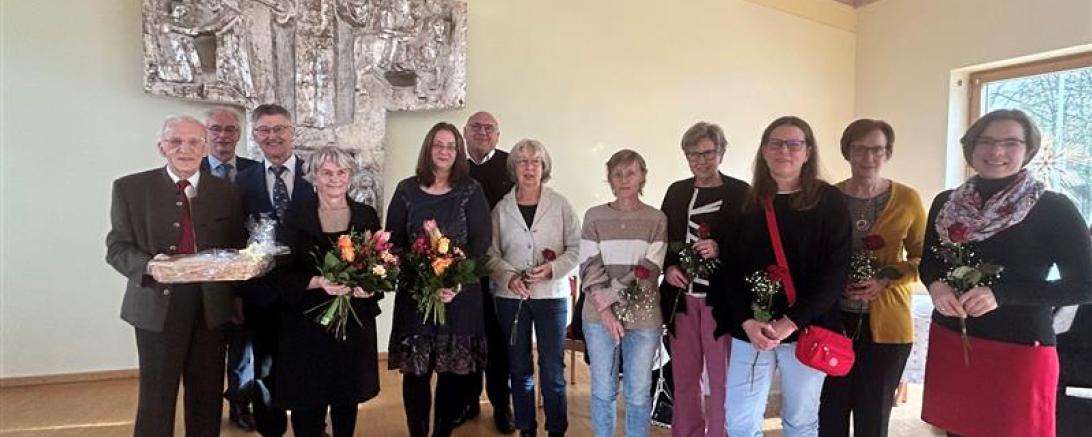Blumen zum Jubiläum gab es für die ehrenamtlichen Mitarbeiterinnen der Pfarrbücherei "Christi Himmelfahrt". 