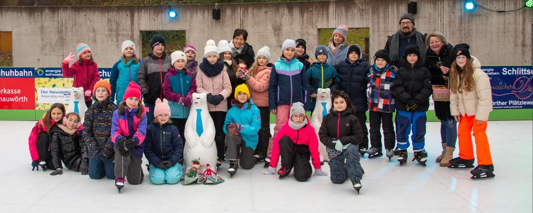 Viertklässler der Sebastian-Franck-Grundschule mit ihren Lehrerinnen Melanie Hörmann und Kerstin Schleier, Alexander Orgis (CID Projektleiter Kunst- und Lichternacht) und Claudia Kretzschmar (Stadtmarketing CID)