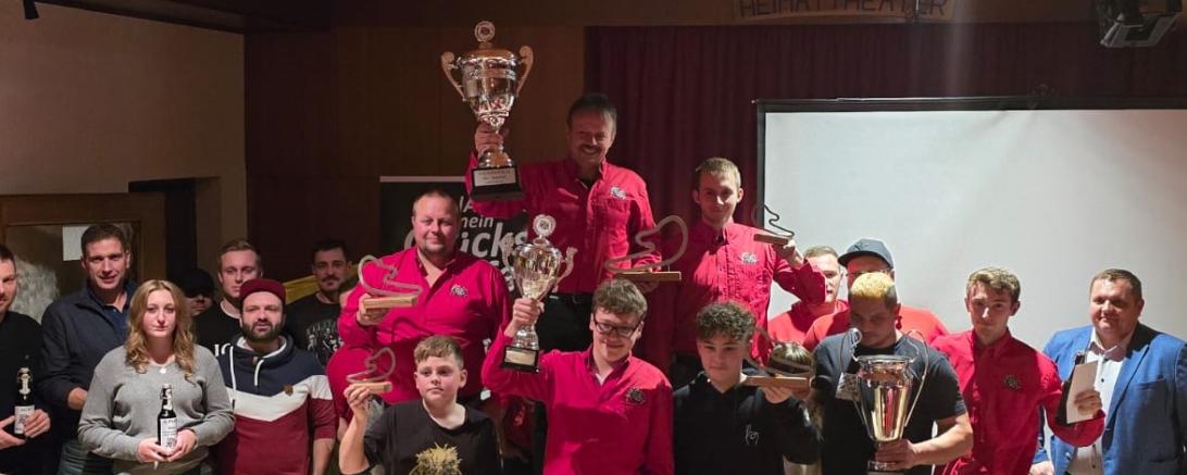 Auf dem Foto zu sehen sind die Fahrer des MCK bei der Vereinsmeisterehrung