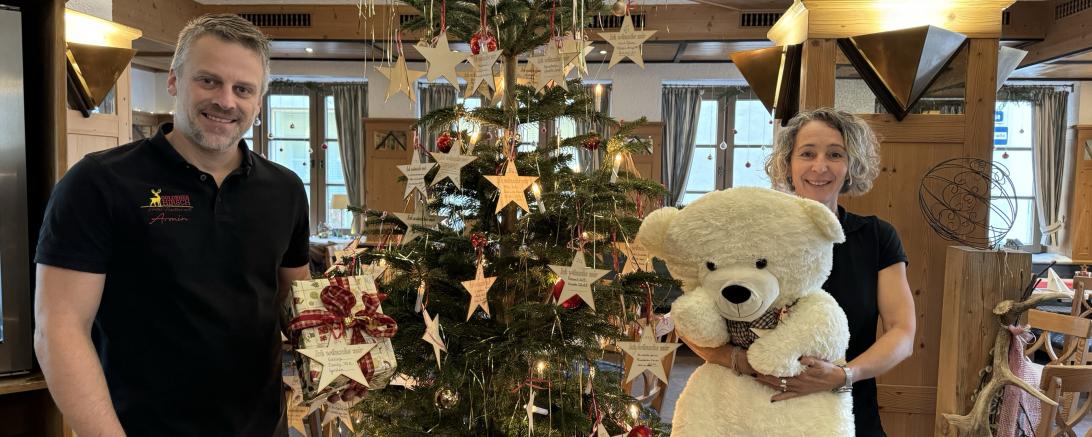 Mit dem Wunschbaum will Armin Schnabel und sein Team vom Goldener Hirsch Weihnachtsstimmung verschenken.