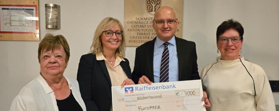 V.l.n.r.: Brigitte Bedrich, Hedwig Rehm, Erika Liebsch alle im Vorstand Helferkreis Rain e.V. sowie Bäumenheims Bürgermeister Martin Paninka in der Mitte.