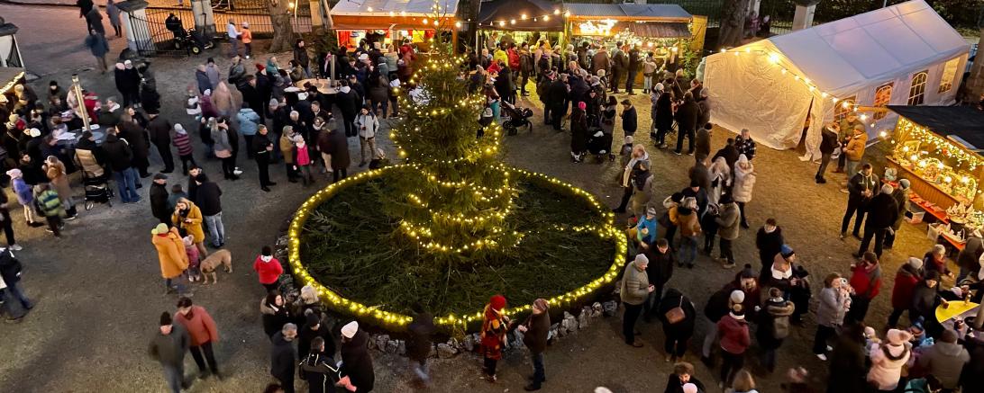 Die Amerdinger Dorfweihnacht findet traditionell im Hof des Amerdinger Schlosses statt.