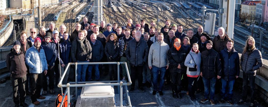 Gruppenbild auf dem Dach des Zentralstellwerks München Hauptbahnhof 