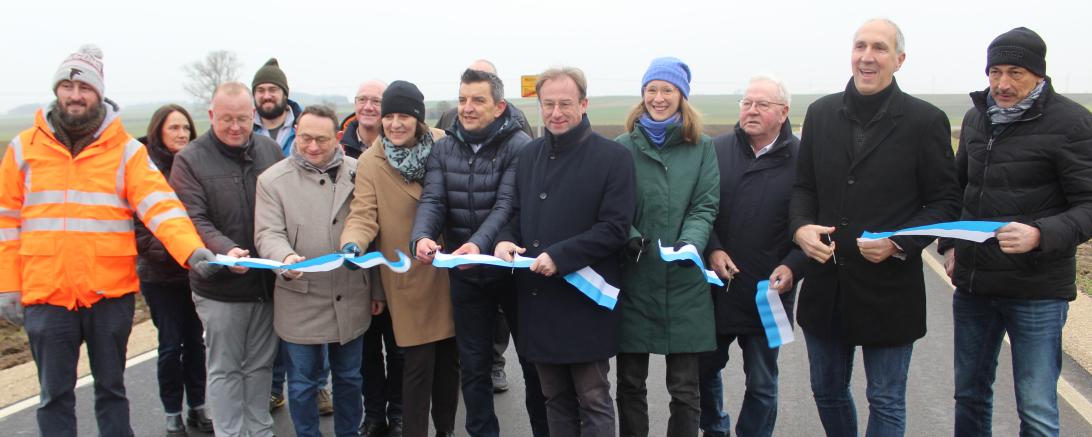 Bei der Eröffnung der St2221 bei Ziswingen waren unter anderem die Bundestagsmitglieder Ulrich Lange und Christoph Schmid zugegen.