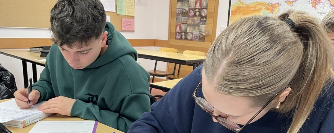 Auch Tom und Amelie aus der Q12 des THG Nördlingen beteiligten sich am Briefmarathon von Amnesty International.