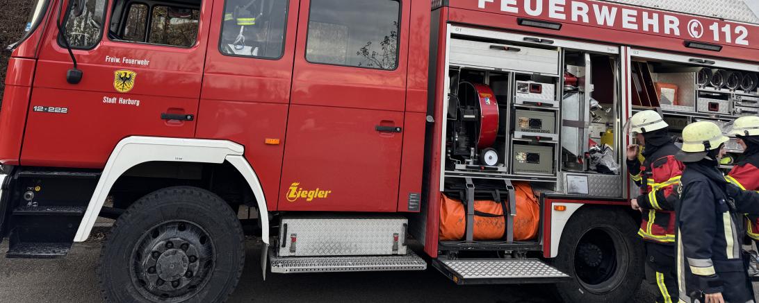 Die Feuerwehr bei einem Einsatz in Harburg.