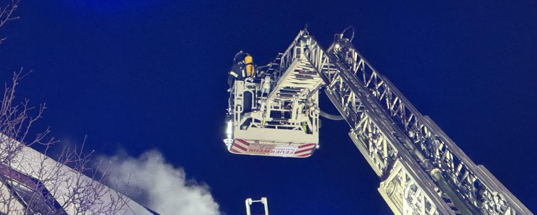 Die Feuerwehr war bei dem Brand auf den Einsatz einer Drehleiter angewiesen.