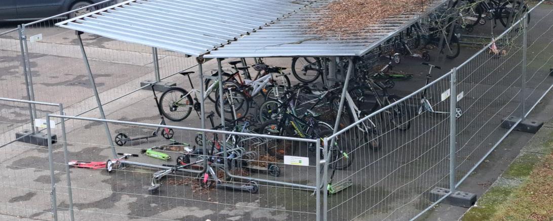 Der Fahrradständer an der Leonhart-Fuchs-Schule wurde nun gegen Diebstahl und Sachbeschädigung gesichert.