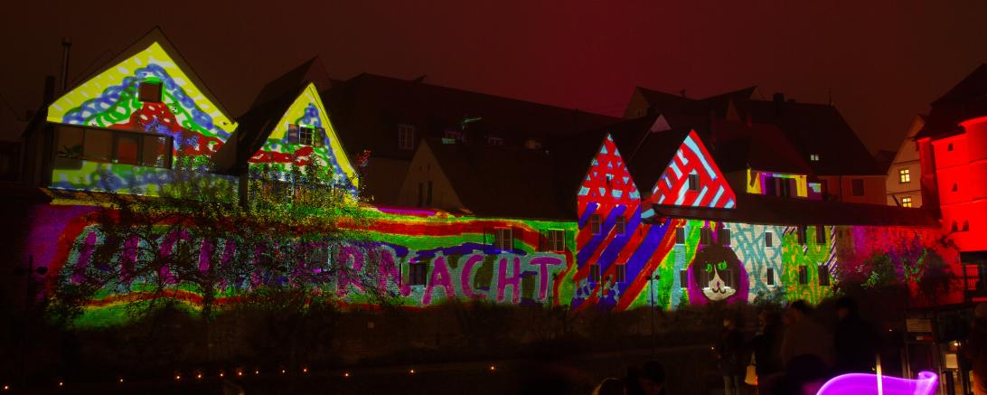 So bunt strahlten die Kunstwerke der Viertklässler auf der Kunst- und Lichternacht 2024.