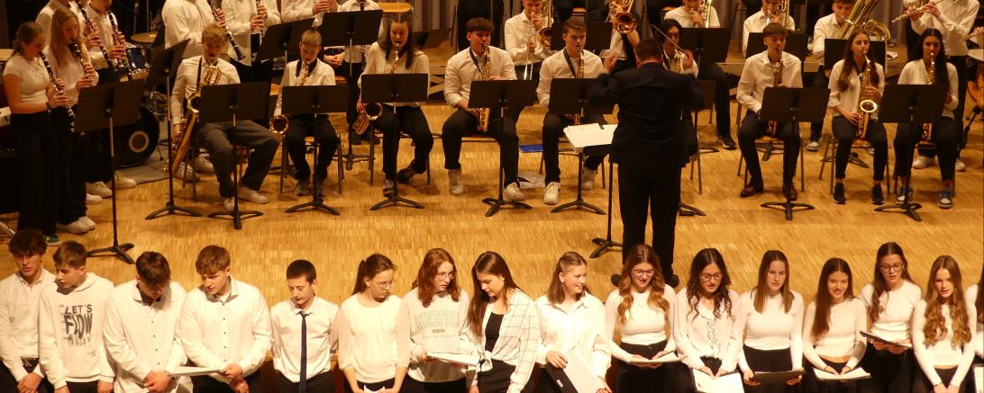 Mit dem gemeinsamen Lied "O du fröhliche" beendeten die Ensembles das wunderbare Weihnachtskonzert.