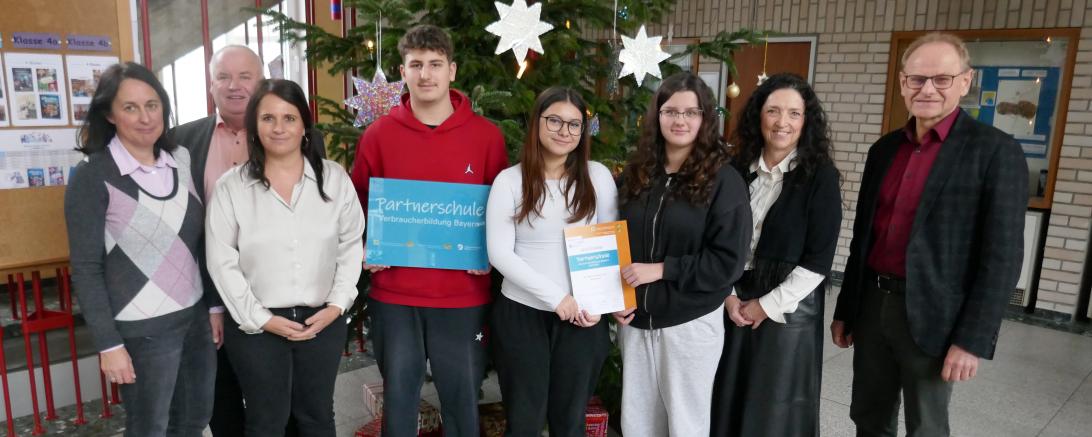 Schülerschaft und Lehrerkollegium der Moll-Berczy-Mittelschule Wallerstein sind stolz auf das Zertifikat.