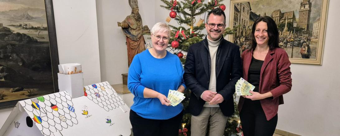 Oberbürgermeister Sorré nimmt die Spende für die Stiftung "Donauwörther Bürger in Not" dankbar entgegen.