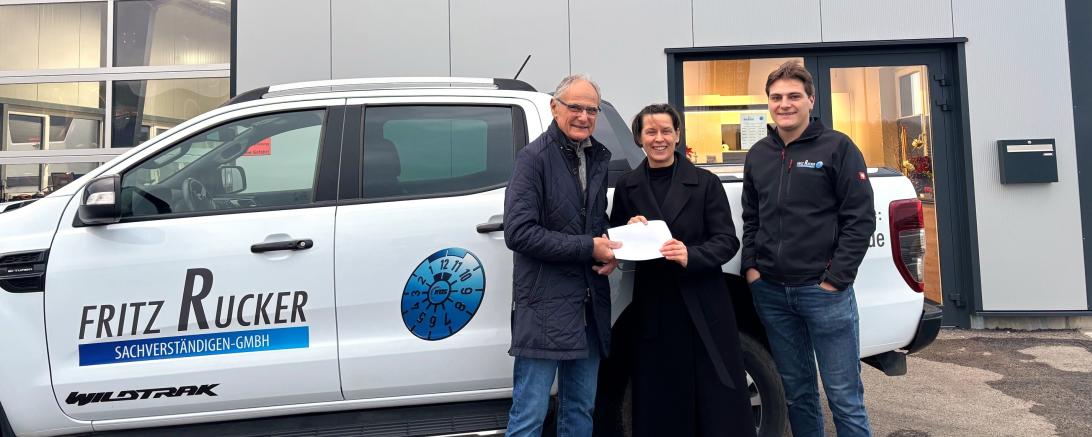 V.l.n.r.: Fritz Rucker (Geschäftsführer), Doreen Paus (Vorstand der Stiftung Sankt Johannes), Leander Rucker (Geschäftsleiter der Kfz-Prüfstelle).