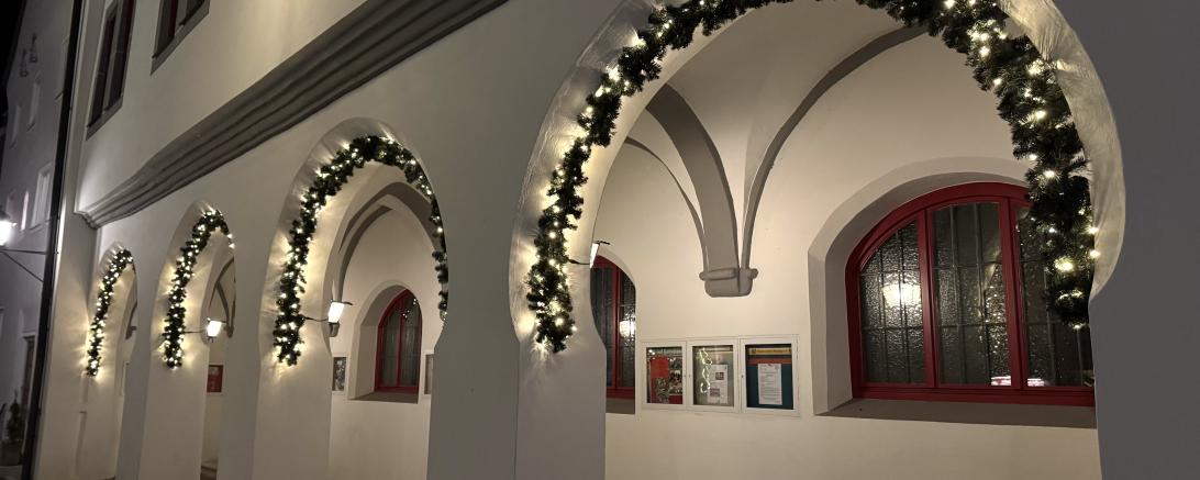 Weihnachtliche Arkaden am Wemdinger Rathaus. 