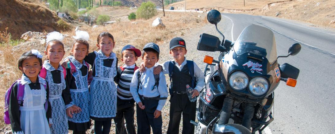Kirgisische Schulkinder auf dem langen Nachhauseweg von der Schule. Nur eine von unzähligen Begegnungen mit Einheimischen, die Peter Schuster auf seinem abenteuerlichen Weg nach Kathmandu in Nepal hatte.