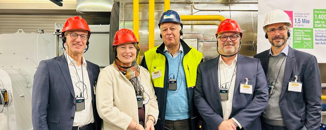 Auf dem Bild zu sehen (von links): Dick Zelhorst, Geschäftsführer Aviko, Claudia Marb, stellvertretende Landrätin, Oliver Ackermann, Betriebsleiter Aviko Deutschland, Karl Rehm, Bürgermeister Rain und Tim Dickhaus, Geschäftsführer LEW Netzservice. 