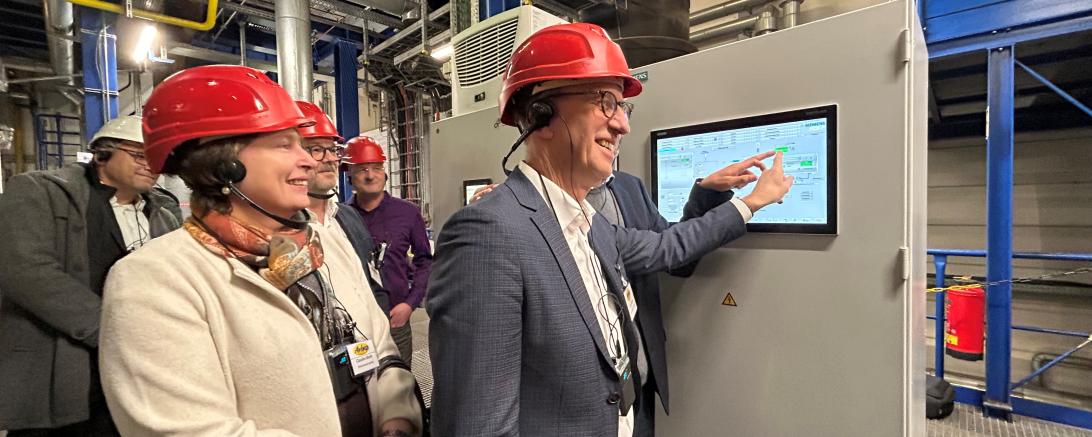 Die Biogas-Anlage wird digital gesteuert. Auf dem Bild zu sehen (von links): stellv. Landrätin Claudia Marb und Geschäftsführer von Aviko, Dick Zelhorst. 