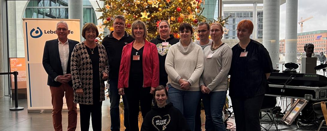 Handgefertigter Schmuck und musikalische Darbietung aus den Landkreisen Donau-Ries und Dillingen zelebrieren die Übergabe des Lebenshilfe-Weihnachtsbaums im Paul-Löbe-Haus in Berlin.