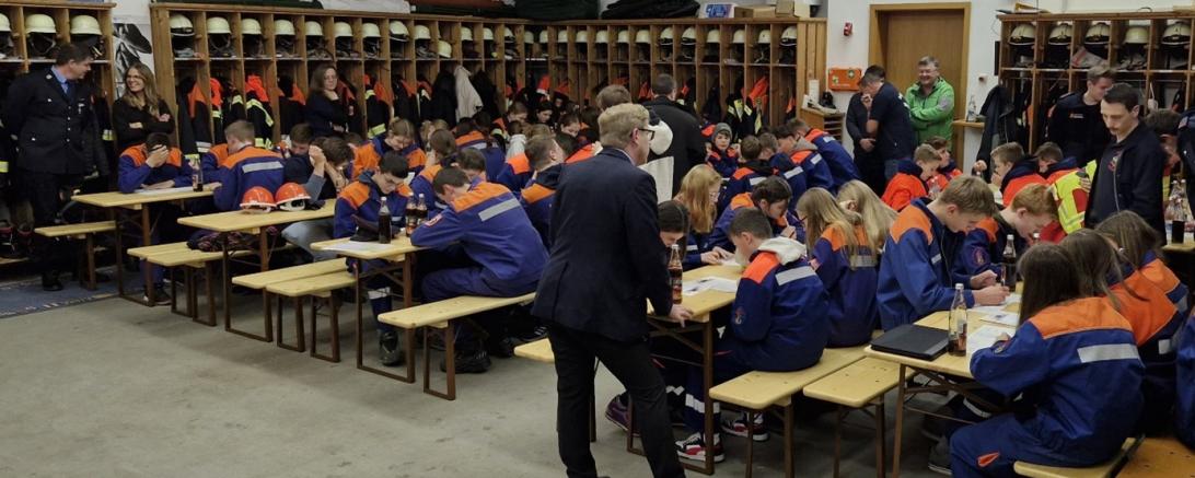 Anspruchsvolle Fragen zu Feuerwehrfahrzeugen und deren Beladung mussten die Jugendlichen in Form eines Fragebogens beantworten.