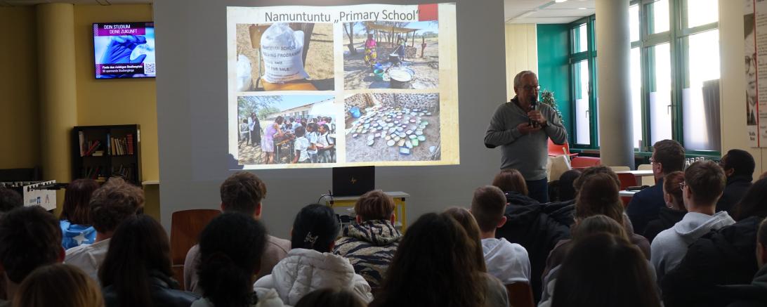 Karl-Heinz Feichtinger referierte an der FOSBOS Donauwörth. 