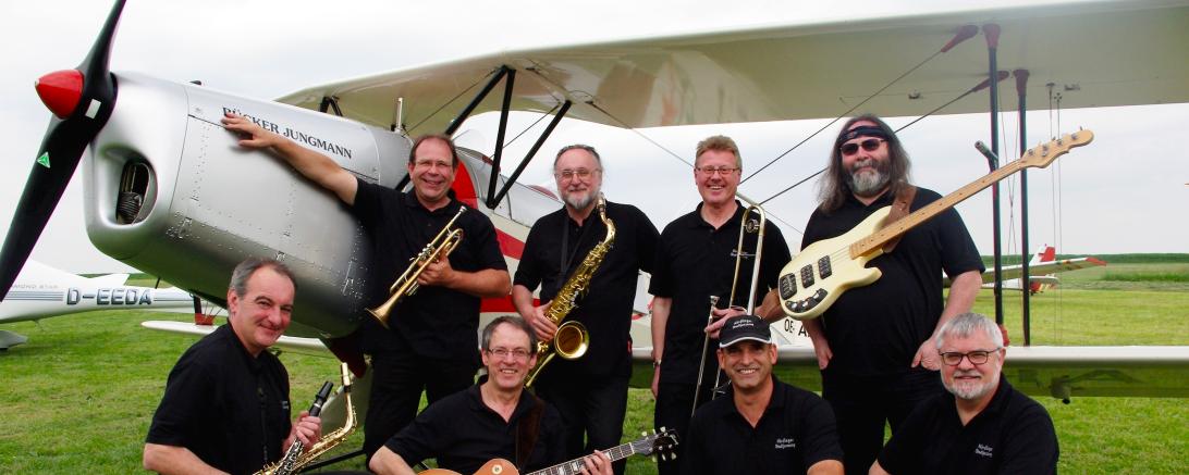 Band vor Flugzeug