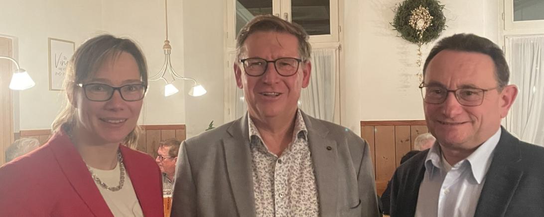 Bei der gut besuchten Mitgliederversammlung der CSU Nördlingen begrüßte die Ortsvorsitzende Maximiliane Böckh (links) Landrat Stefan Rößle (Bildmitte) und MdB Ulrich Lange (rechts).
