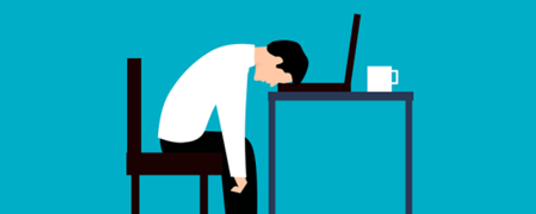 Mann Schreibtisch müde