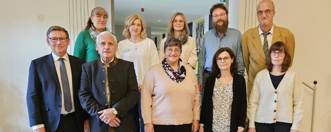 Hintere Reihe: Irma Angersbach, Heidi Pfeifer, Katrin Eska, Michael Feller, Michael Einsele. Vordere Reihe: Landrat Stefan Rößle, Georg Ruf, Monika Holzmann, Andrea Förg, Christa Pirsig. Nicht im Bild ist Karin Waldvogel