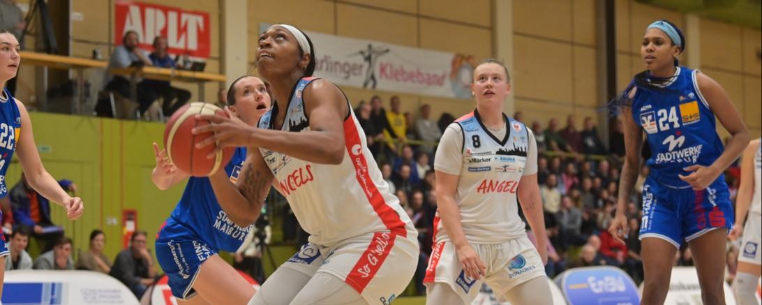 Zwei, die nun gegen ihren letztjährigen Verein spielen. Erika Davenport (Mitte links) und Roosa Lehtoranta (Mitte rechts) sind nun gemeinsam mit Ex-Coach Matiss Rozlapa für Ligakonkurrent Royals Saarlouis tätig.