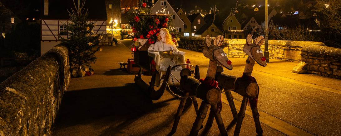 Die alte steinerne Brücke in Harburg wurde liebevoll vom Märchenwegteam dekoriert.