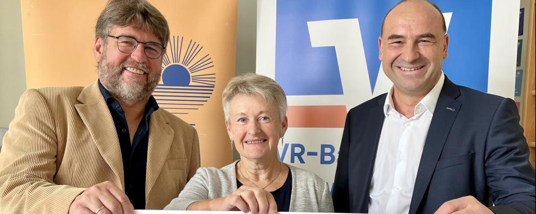 Anlässlich des 25-jährigen Jubiläums erhielt die Hospizgruppe Donau-Ries eine Spende der VR-Banken.