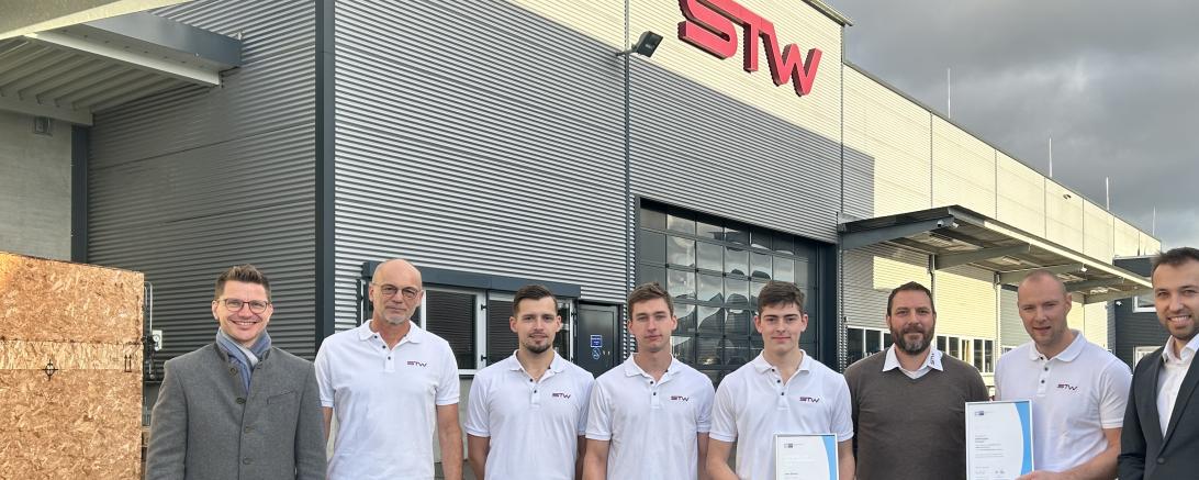 Das Bild zeigt v.l.: OB David Wittner, Andree Müller (Ausbilder), Patrick Kurc (Ausbilder), Timon Schmid, Jens Österle, Thomas Feldmeier (kaufm. Leiter), Paul Slavik (Geschäftsführer), Matthias Hausmann (IHK-Regionalgeschäftsführer)