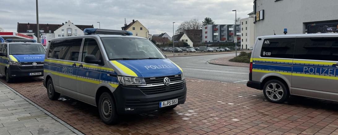Das Bild zeigt Polizeiautos