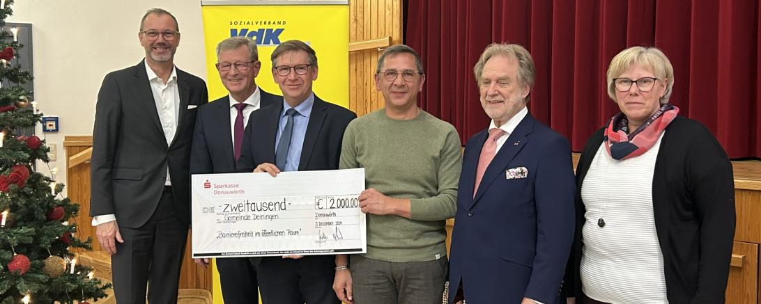 Mit dem ersten Preis wurde die Gemeinde Deiningen ausgezeichnet. Das Bild zeigt Michael Scholz (Sparkasse Donauwörth), Peter Schiele (Vizepräsident Bezirkstag Schwaben), Landrat Stefan Rößle, Wilhelm Rehklau (Bürgermeister Deiningen), Leo Nagel (VdK-Kreisvorsitzender) und Silva Gebhardt (Kreisgeschäftsführerin VdK).