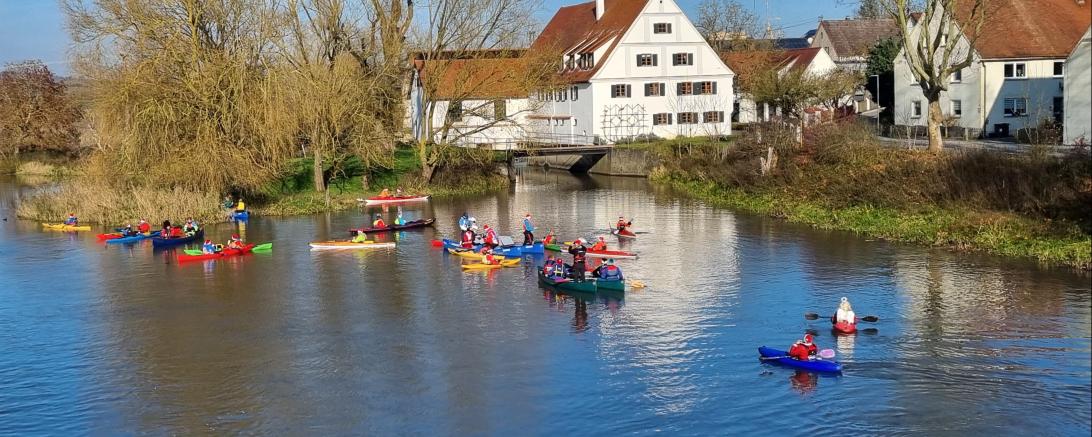 Die Teilnehmer beim Start der 25. Krampusfahrt auf der Wörnitz.
