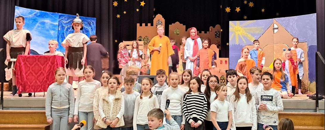 Das Weihnachtsmusical: "Das Räubernest von Bethlehem" von der Leonhart-Fuchs-Schule Wemding.